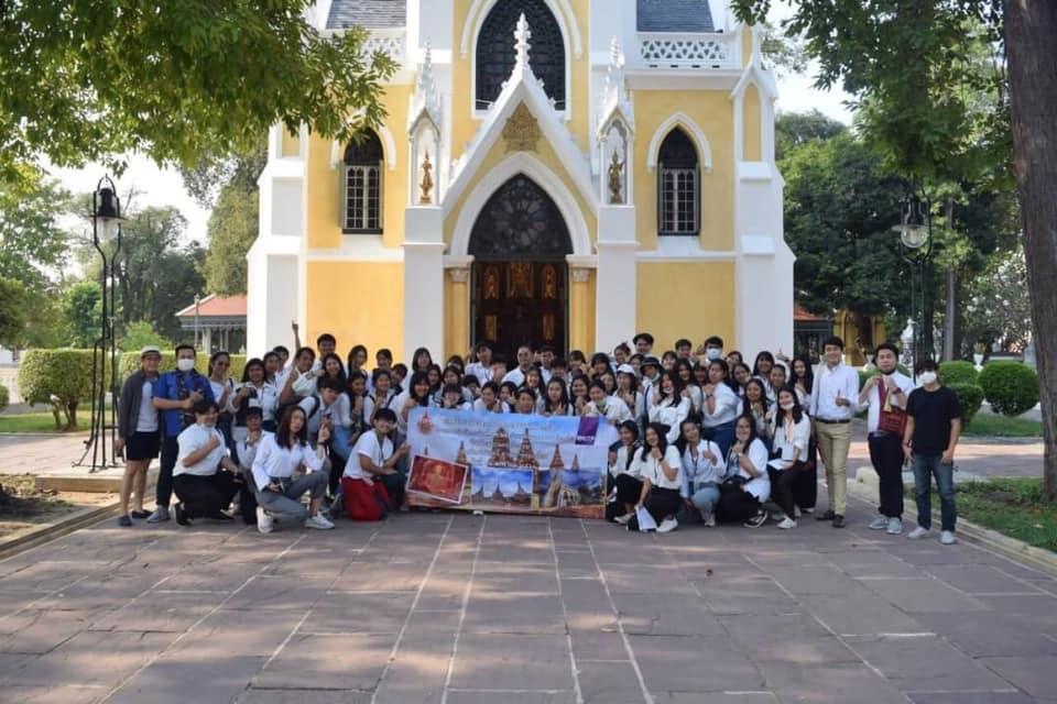 สาขาวิชาการท่องเที่ยว คณะศิลปศาสตร์ จัดโครงการส่งเสริมและปฏิบัติการนำเที่ยวตามข้อกำหนดกรมการท่องเที่ยว เพื่อให้นักศึกษาได้ฝึกทักษะในการปฏิบัติงานในการขอใบอนุญาตวิชาชีพมัคคุเทศก์ และได้รับประสบการณ์ตรงจากสถานที่จริง