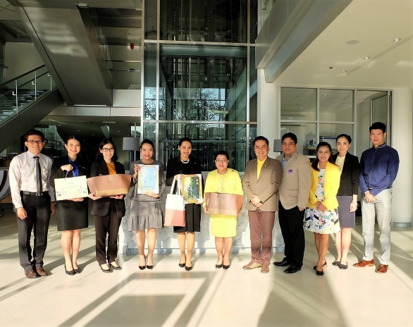 ปก-ผู้ช่วยผู้อำนวยการฝ่ายทรัพยากรบุคคล ผู้ช่วยจัดการและพัฒนา และเจ้าหน้าที่ฝ่ายการเรียนรู้และพัฒนา โรงแรมแมนดาริน โอเรียนเต็ล กรุงเทพ (Mandarin Oriental Bangkok Hotel) เดินทางมาสวัสดีปีใหม่ รักษาราชการแทนอธิการบดี คณบดีคณะศิลปศาสตร์ และอาจารย์ประจำสาขาวิชาการโรงแรม (ศูนย์พณิชยการพระนคร) ณ อาคารปฏิบัติการโรงแรมและท่องเที่ยว คณะศิลปศาสตร์ (วังนางเลิ้ง) มหาวิทยาลัยเทคโนโลยีราชมงคลพระนคร