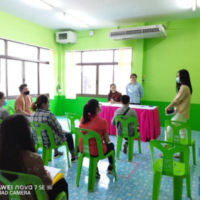 คณะศิลปศาสตร์ ลงพื้นที่ผลักดันเศรษฐกิจชุมชนและการท่องเที่ยว ตำบลต้นมะพร้าว อำเภอเมืองเพชรบุรี จังหวัดเพชรบุรี ภายใต้โครงการ 1 ตำบล 1 มหาวิทยาลัย วันที่ 11 กุมภาพันธ์ 2564 ดร.นิตินันท์ ศรีสุวรรณ และทีมงานโครงการตำบลต้นมะพร้าว ลงพื้นที่ตามโครงการ 1 ตำบล 1 มหาวิทยาลัย โดยมีวัตถุประสงค์เพื่อพัฒนาและส่งเสริมผลผลิตทางการเกษตร (ข้าว) เป็นสินค้าประจำตำบล (OTOP) เพื่อเพิ่มรายได้และผลักดันเศรษฐกิจชุมชนและการท่องเที่ยว ตำบลต้นมะพร้าว อำเภอเมืองเพชรบุรี จังหวัดเพชรบุรี ภายใต้การสนับสนุนของกระทรวง อว. โดยมีผู้เข้าร่วมโครงการทั้งสิ้น 18 ท่าน ณ องค์การบริหารส่วนตำบลต้นมะพร้าว อำเภอเมืองเพชรบุรี จังหวัดเพชรบุรี